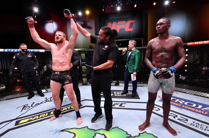 Jon Jones nói gì sau khi chứng kiến Israel Adesanya nhận thất bại tại UFC 259? - Ảnh 1.
