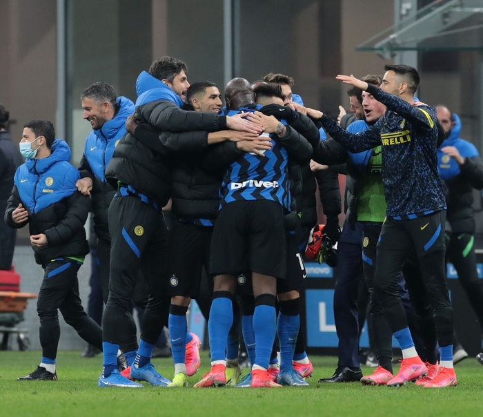 Thắng nhọc nhằn nhờ công của trung vệ, Inter vẫn yên vị trên đỉnh Serie A - Ảnh 7.