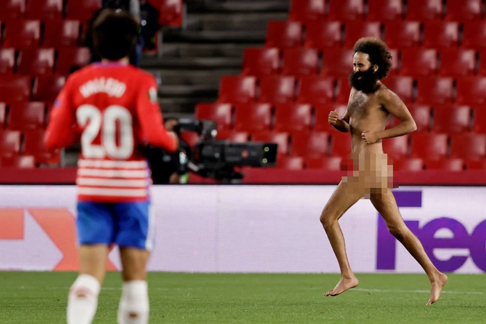 Sốc: Fan cuồng khỏa thân chạy quanh sân trong trận lượt đi tứ kết Europa League của MU - Ảnh 3.