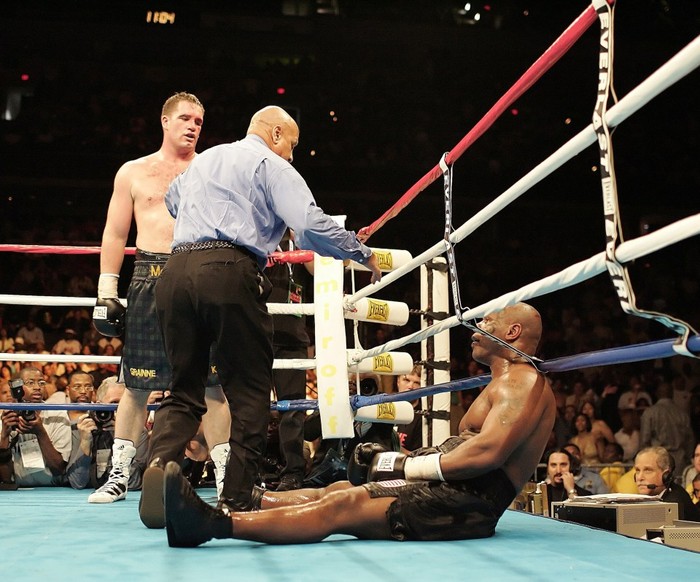 Kevin McBride đánh bại Mike Tyson vào năm 2005