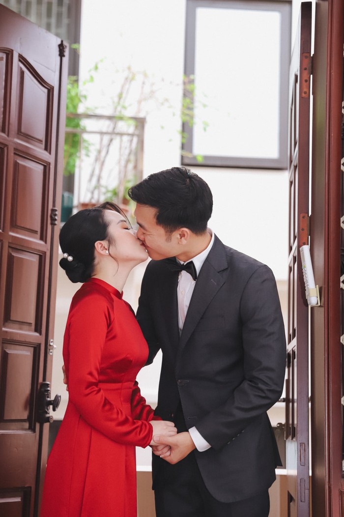 Ảnh &quot;xịn&quot; của Xuân Trường và Nhuệ Giang trong lễ ăn hỏi: Cô dâu chú rể hôn nhau đầy tình cảm  - Ảnh 1.