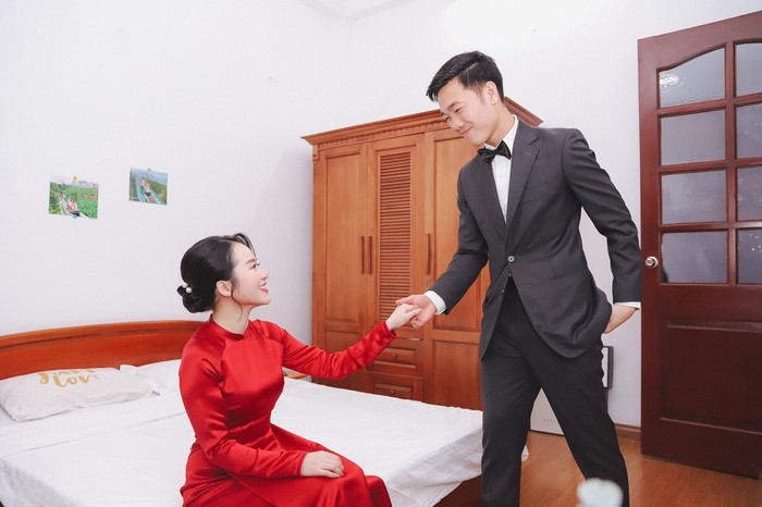 Ảnh &quot;xịn&quot; của Xuân Trường và Nhuệ Giang trong lễ ăn hỏi: Cô dâu chú rể hôn nhau đầy tình cảm  - Ảnh 5.