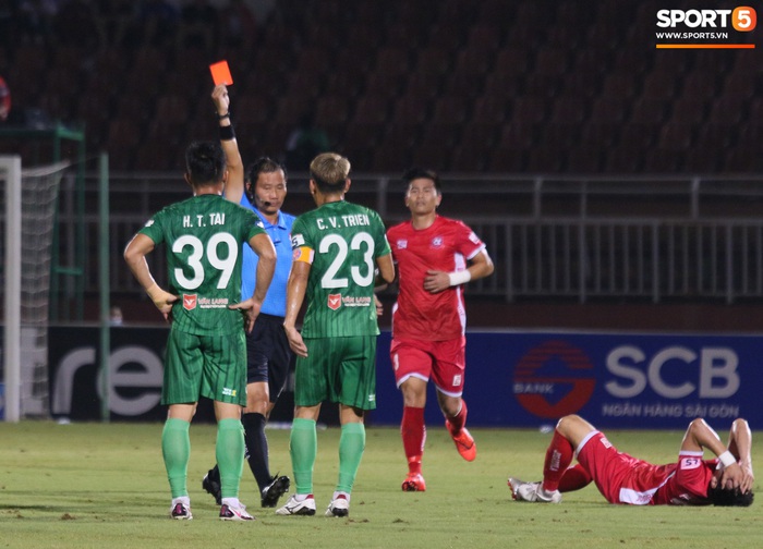 Huỳnh Tấn Tài của CLB Sài Gòn nhận thẻ đỏ sau 9 phút vào sân - Ảnh 3.