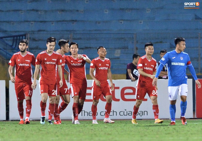 Bộ đôi trung vệ tuyển Việt Nam phì cười sau pha bóng hú hồn của Nguyên Mạnh  - Ảnh 6.