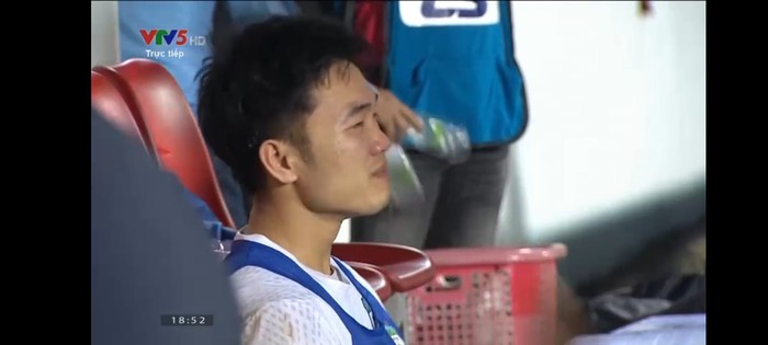 Xuân Trường bật khóc sau chiến thắng nghẹt thở của HAGL trước Hà Nội FC - Ảnh 1.