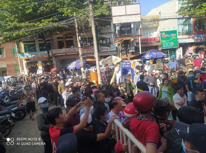 Hàng nghìn người đội nắng, chen lấn hỗn loạn mua vé trận HAGL vs Hà Nội FC - Ảnh 2.
