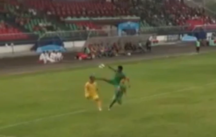 Đội trưởng Bình Phước FC sút thẳng mặt cầu thủ Đắk Lắk nhưng bất ngờ nhất là quyết định của trọng tài - Ảnh 1.