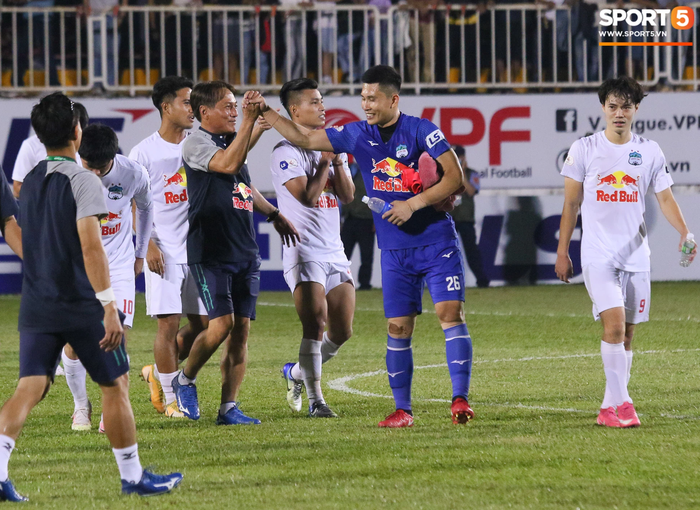 Nguyễn Tuấn Anh ăn mừng cực dị cùng Hữu Tuấn sau trận thắng Hà Nội FC - Ảnh 8.
