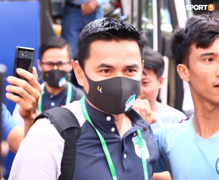 Xuân Trường, Công Phượng vất vả vì bị CĐV vây kín khi đến sân trước trận HAGL gặp Hà Nội FC - Ảnh 9.