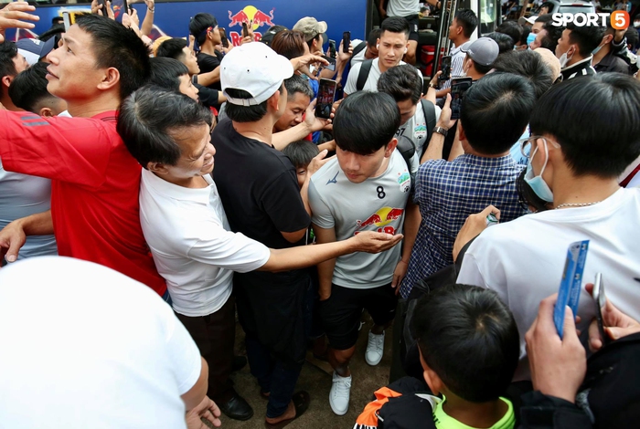 Xuân Trường, Công Phượng vất vả vì bị CĐV vây kín khi đến sân trước trận HAGL gặp Hà Nội FC - Ảnh 7.