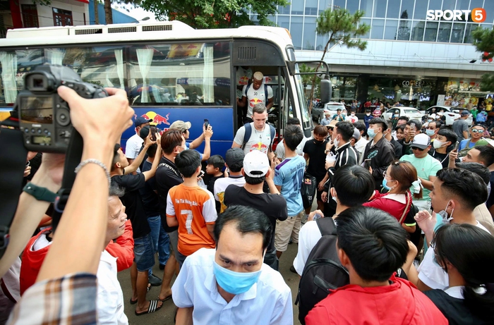 Xuân Trường, Công Phượng vất vả vì bị CĐV vây kín khi đến sân trước trận HAGL gặp Hà Nội FC - Ảnh 1.