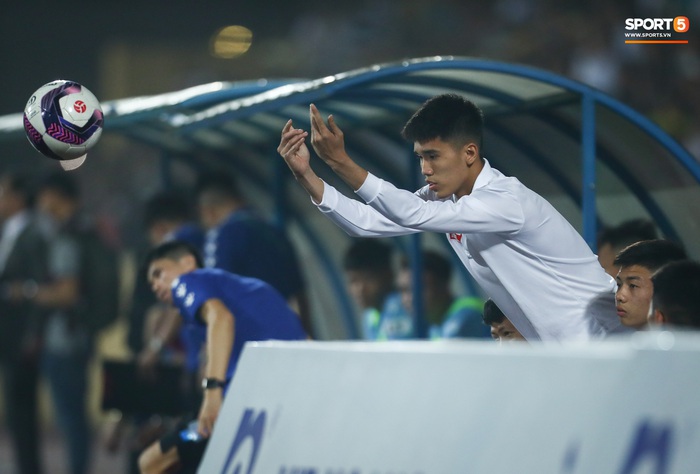Lee Nguyễn nhận thẻ đỏ, TP HCM thua Nam Định khi có tới 15 phút bù giờ - Ảnh 12.