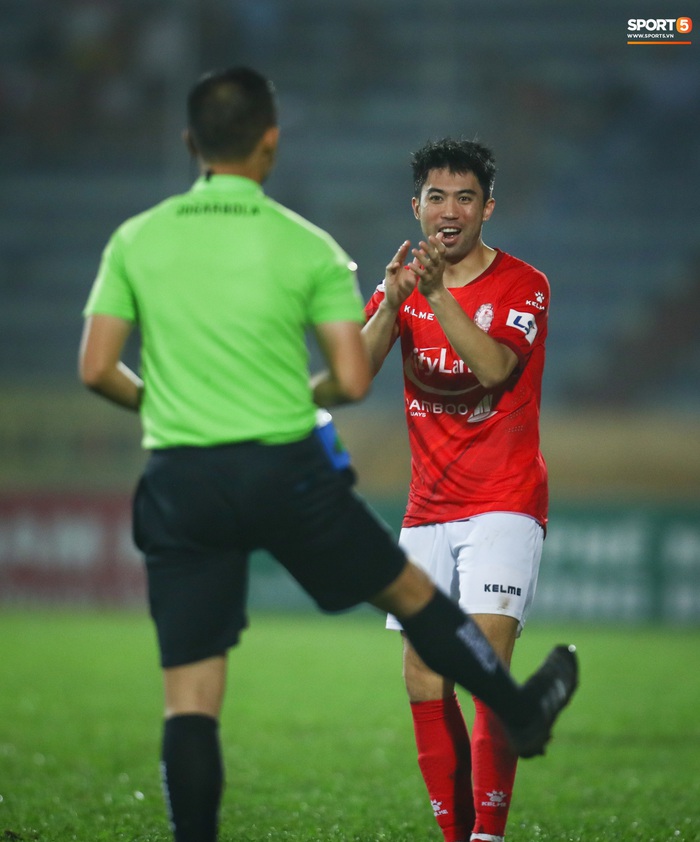 Lee Nguyễn nhận thẻ đỏ, TP HCM thua Nam Định khi có tới 15 phút bù giờ - Ảnh 3.