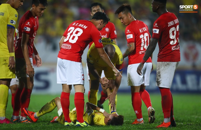 Lee Nguyễn nhận thẻ đỏ, TP HCM thua Nam Định khi có tới 15 phút bù giờ - Ảnh 13.