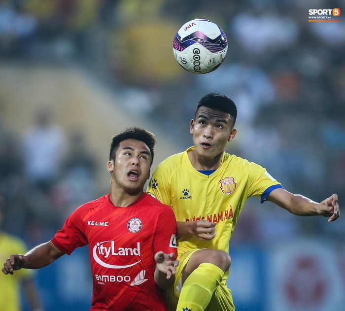 Lee Nguyễn nhận thẻ đỏ, TP HCM thua Nam Định khi có tới 15 phút bù giờ - Ảnh 6.