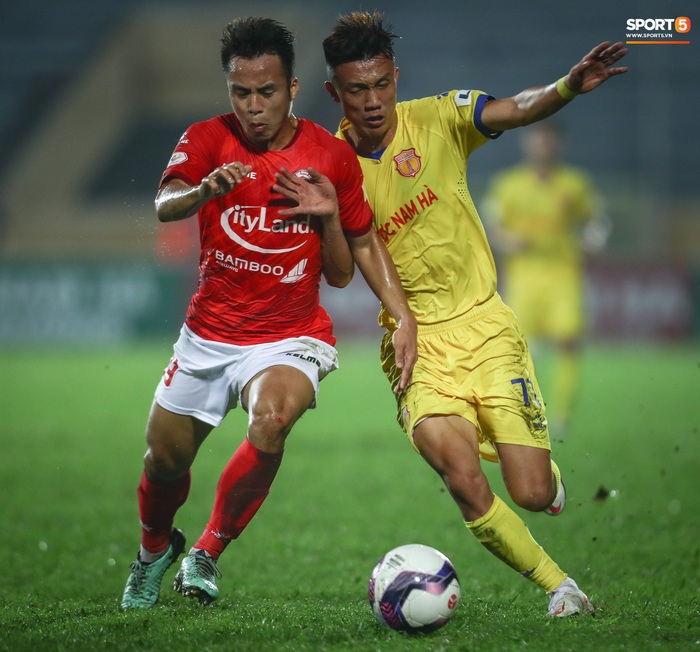 Lee Nguyễn nhận thẻ đỏ, TP HCM thua Nam Định khi có tới 15 phút bù giờ - Ảnh 4.