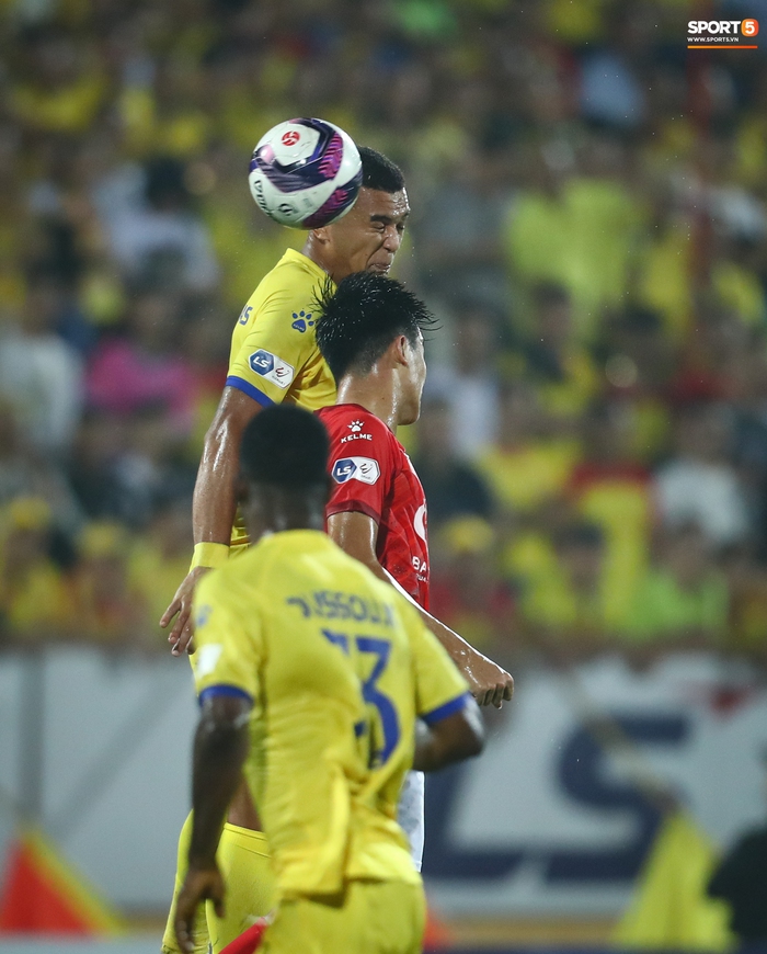 Lee Nguyễn nhận thẻ đỏ, TP HCM thua Nam Định khi có tới 15 phút bù giờ - Ảnh 16.