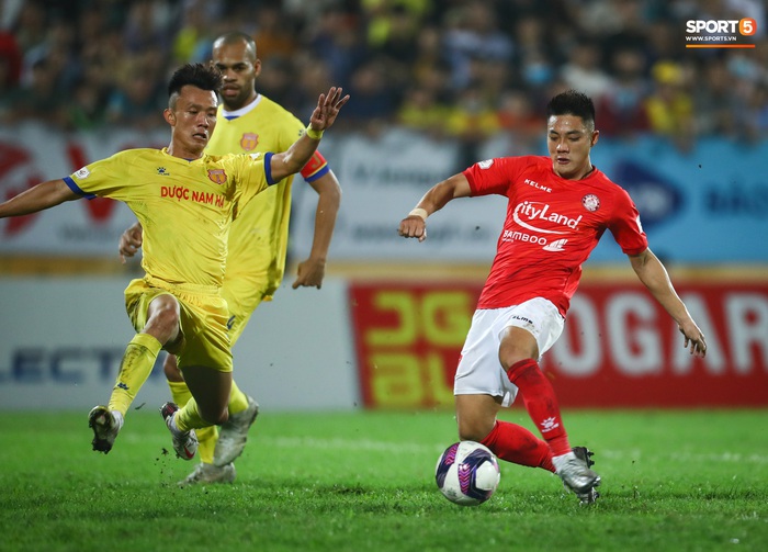 Lee Nguyễn nhận thẻ đỏ, TP HCM thua Nam Định khi có tới 15 phút bù giờ - Ảnh 9.