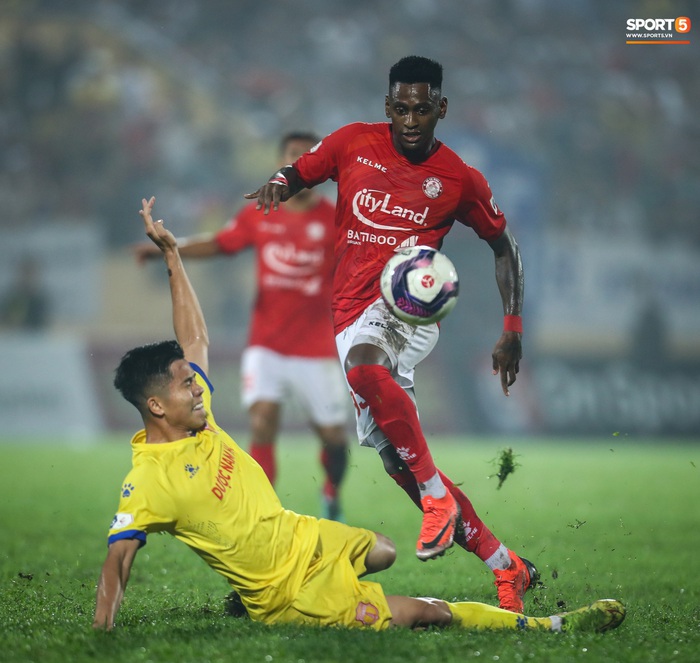 Lee Nguyễn nhận thẻ đỏ, TP HCM thua Nam Định khi có tới 15 phút bù giờ - Ảnh 7.