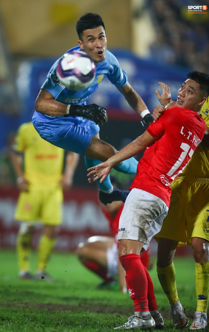 Lee Nguyễn nhận thẻ đỏ, TP HCM thua Nam Định khi có tới 15 phút bù giờ - Ảnh 8.