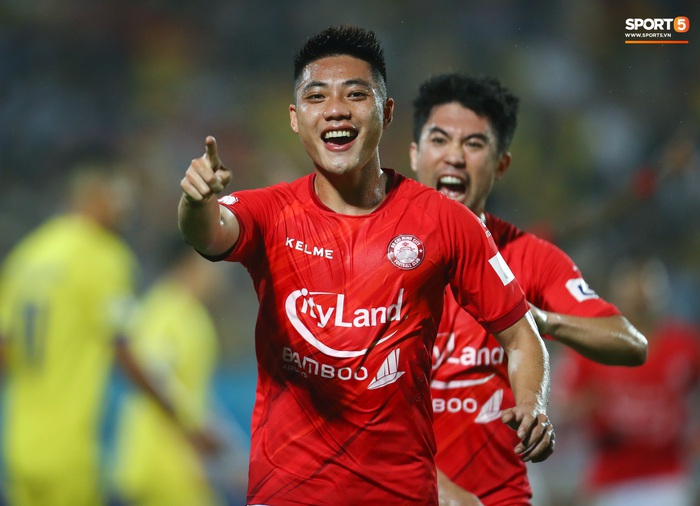 Lee Nguyễn nhận thẻ đỏ, TP HCM thua Nam Định khi có tới 15 phút bù giờ - Ảnh 10.