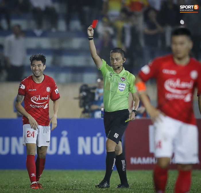 Lee Nguyễn nhận thẻ đỏ, TP HCM thua Nam Định khi có tới 15 phút bù giờ - Ảnh 14.