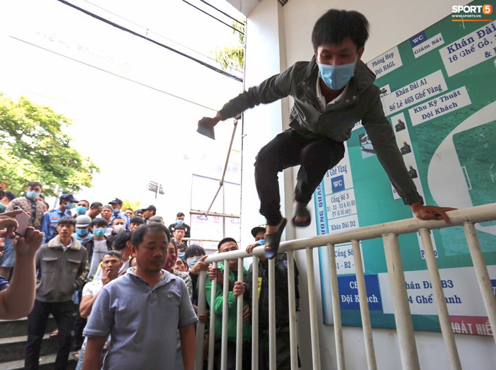 Nhảy rào tháo chạy vì sợ bị cướp vé xem HAGL - Hà Nội FC  - Ảnh 4.