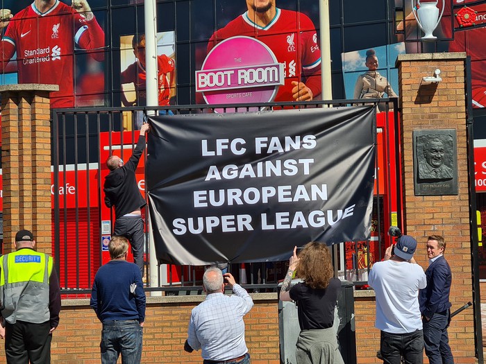 Biến căng ở Liverpool: Fan gỡ bỏ tất cả biểu ngữ và cờ để phản đối Super League - Ảnh 1.