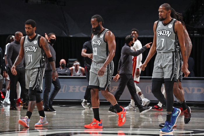 Dính chấn thương từ sớm, Kevin Durant &quot;bất lực&quot; nhìn Brooklyn Nets thua suýt soát Miami Heat - Ảnh 4.
