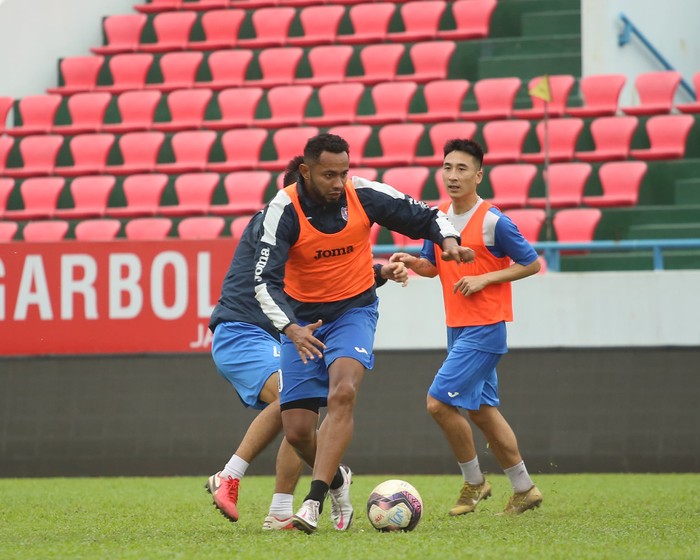 Cầu thủ Than Quảng Ninh trở lại tập luyện trước vòng 7 V.League: Nhà chẳng có gì ngoài... tinh thần - Ảnh 3.