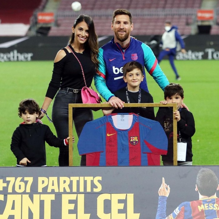 Động thái của vợ yêu Messi khiến fan Barca mừng húm - Ảnh 2.