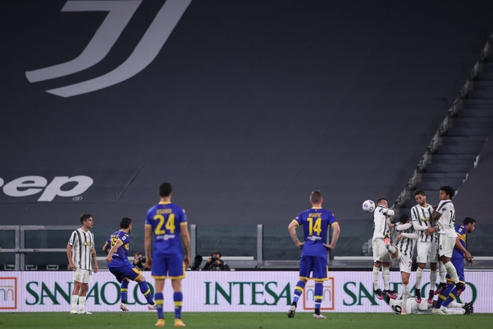 Thảm họa Ronaldo xếp hàng rào chống đá phạt: Cúi đầu che mặt, để mặc bóng bay vào lưới - Ảnh 4.