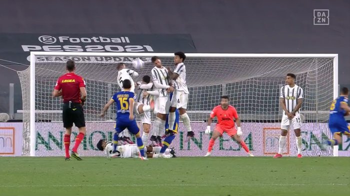Thảm họa Ronaldo xếp hàng rào chống đá phạt: Cúi đầu che mặt, để mặc bóng bay vào lưới - Ảnh 1.
