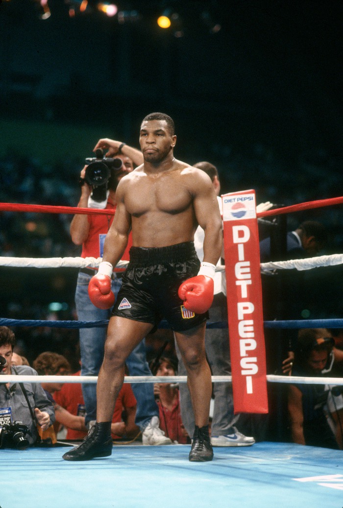 16 năm sau ngày giải nghệ, Mike Tyson tiết lộ nguyên nhân đi giày mà không đi tất trên võ đài - Ảnh 2.