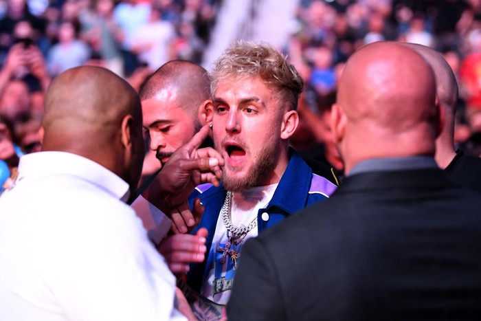 Cựu vương Daniel Cormier đấu võ mồm, suýt tát Jake Paul khi đôi bên chạm mặt tại UFC 261 - Ảnh 2.