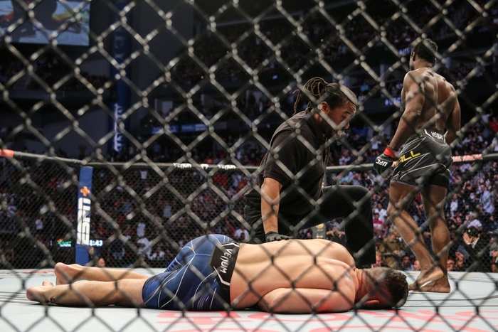 Cựu vương UFC gãy gập chân kinh hoàng sau cú đá về phía đối thủ - Ảnh 3.