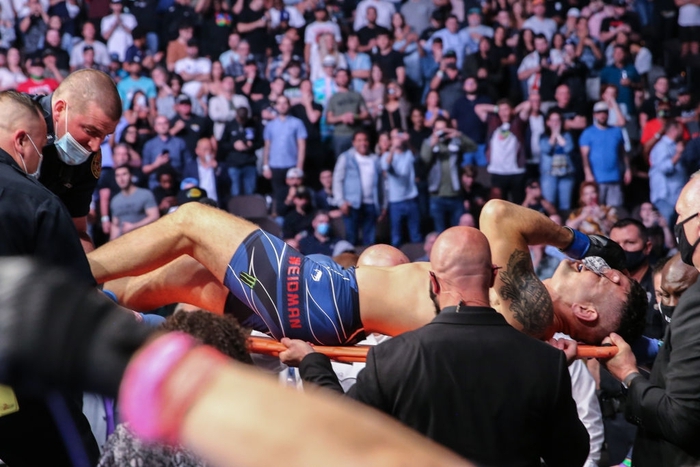 Cựu vương UFC gãy gập chân kinh hoàng sau cú đá về phía đối thủ - Ảnh 5.