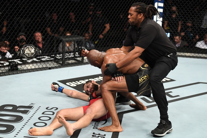 Kamaru Usman đánh bất tỉnh Jorge Masvidal, bảo vệ thành công đai vô địch bán trung UFC - Ảnh 3.