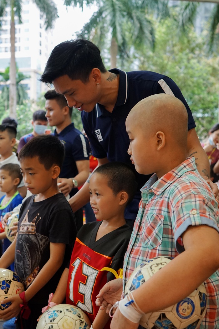 Cầu thủ Hà Nội FC giao lưu với bệnh nhi ung thư: Con sẽ chiến thắng! - Ảnh 7.