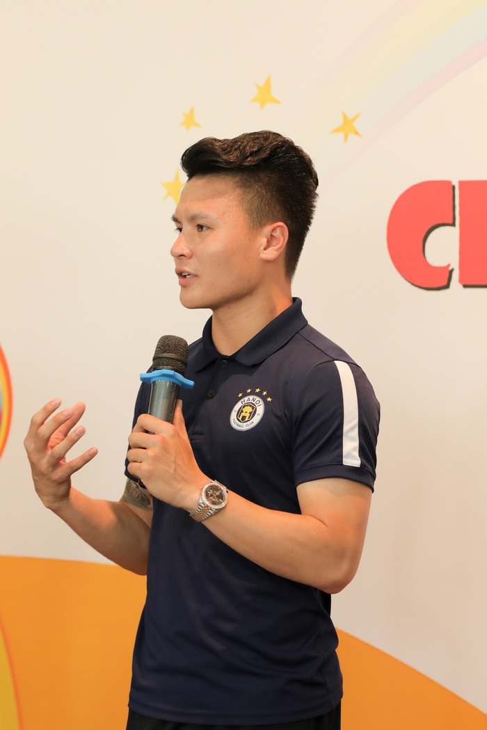 Cầu thủ Hà Nội FC giao lưu với bệnh nhi ung thư: Con sẽ chiến thắng! - Ảnh 2.