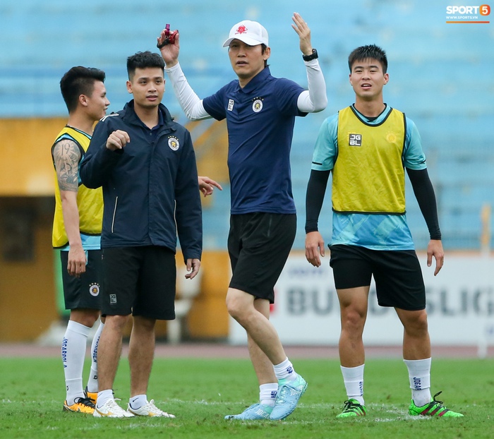 Cầu thủ Hà Nội FC tranh luận cực hăng với HLV Hàn Quốc khi chơi game - Ảnh 6.