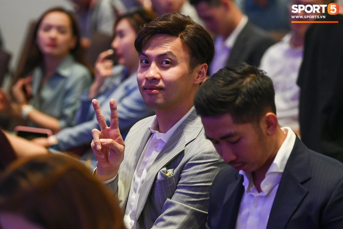 Khoa Trần cùng Sang Đinh chiếm sóng họp báo VBA 2021 bằng gu thời trang &quot;không giống ai&quot; - Ảnh 11.