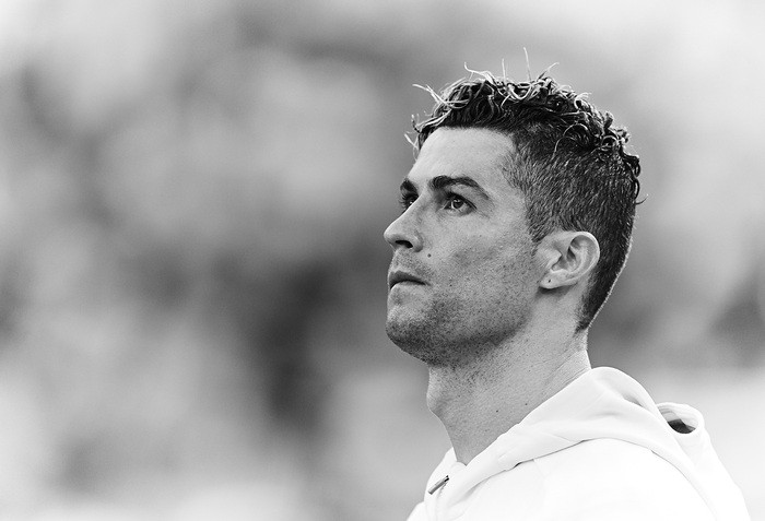 Ronaldo đã trở lại MU với một sự kiện đặc biệt, nơi anh từng là nhà vô địch Quả bóng Vàng - một bức ảnh thể hiện sự kiêu hãnh và sự quyến rũ của ngôi sao này.