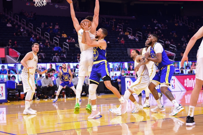 Bất chấp nỗ lực của Stephen Curry, Dallas Mavericks huỷ diệt Golden State Warriors không thương tiếc - Ảnh 1.