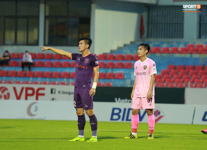 HLV Nguyễn Thanh Sơn tiết lộ điều bất ngờ về Tiến Linh sau trận thua trước HLHT - Ảnh 1.
