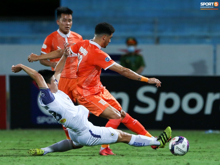 Cựu cầu thủ U16 Barca nằm sân câu giờ, bị HLV Bình Định mắng không hiểu gì về bóng đá Việt Nam - Ảnh 8.