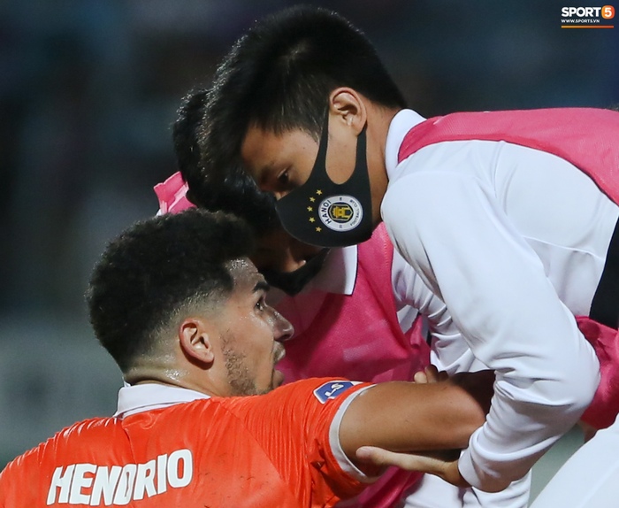 Cựu cầu thủ U16 Barca nằm sân câu giờ, bị HLV Bình Định mắng không hiểu gì về bóng đá Việt Nam - Ảnh 3.