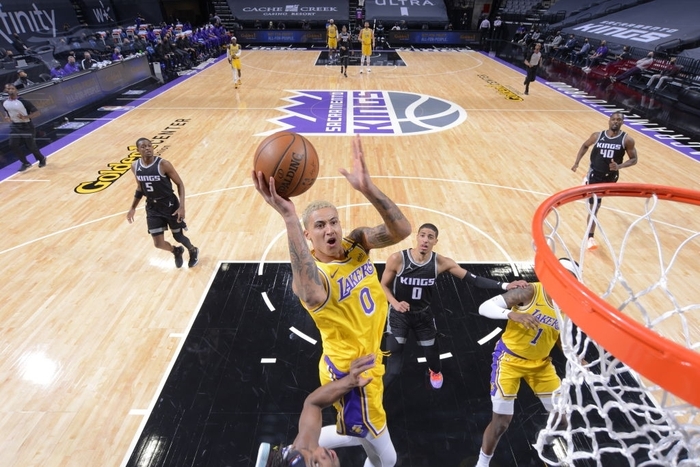 Kyle Kuzma sắm vai người hùng, Los Angeles Lakers đại thắng derby California - Ảnh 1.