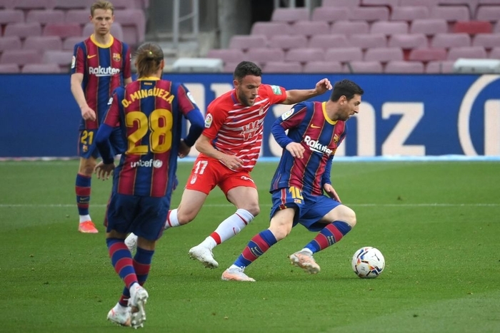 Koeman nhận thẻ đỏ, Barcelona thua ngược trước Granada dù có Messi nổ súng - Ảnh 1.