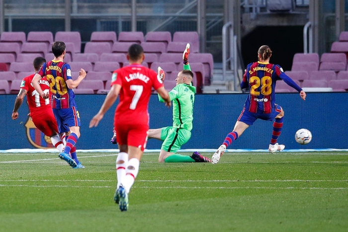 Koeman nhận thẻ đỏ, Barcelona thua ngược trước Granada dù có Messi nổ súng - Ảnh 4.